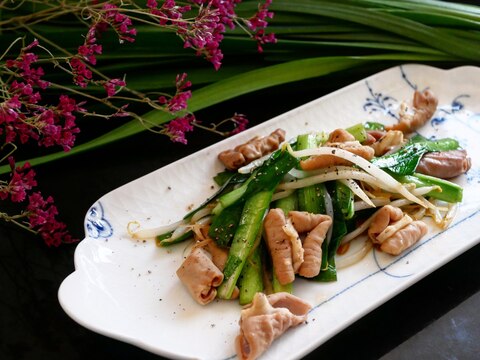 シャキシャキ食感！ニラともやしの豚もつ炒め